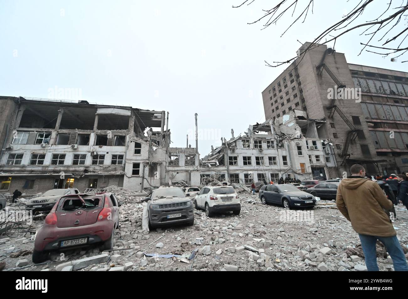 Zaporizhzhia, Ucraina. 10 dicembre 2024. ZAPORIZHZHIA, UCRAINA - 10 DICEMBRE 2024 - gli edifici sono danneggiati da un attacco missilistico russo, Zaporizhzhia, Ucraina sudorientale. Tre persone sono morte e almeno 14 sono ferite. Un edificio per uffici, un centro medico e altri edifici sono danneggiati. Potrebbero esserci persone sotto le macerie. Crediti: Ukrinform/Alamy Live News Foto Stock