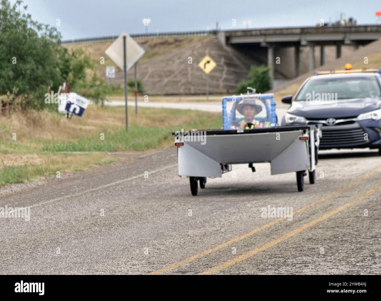 Fort Worth, Texas (16-07-2023) - la 27a edizione del Solar Car Challenge della scuola superiore aveva 261 scuole che lavoravano per costruire un'auto alimentata a energia solare. Venti finalisti hanno iniziato domenica a guidare per la California. Non sono arrivato in California a causa dell'epidemia di COVID. Foto Stock