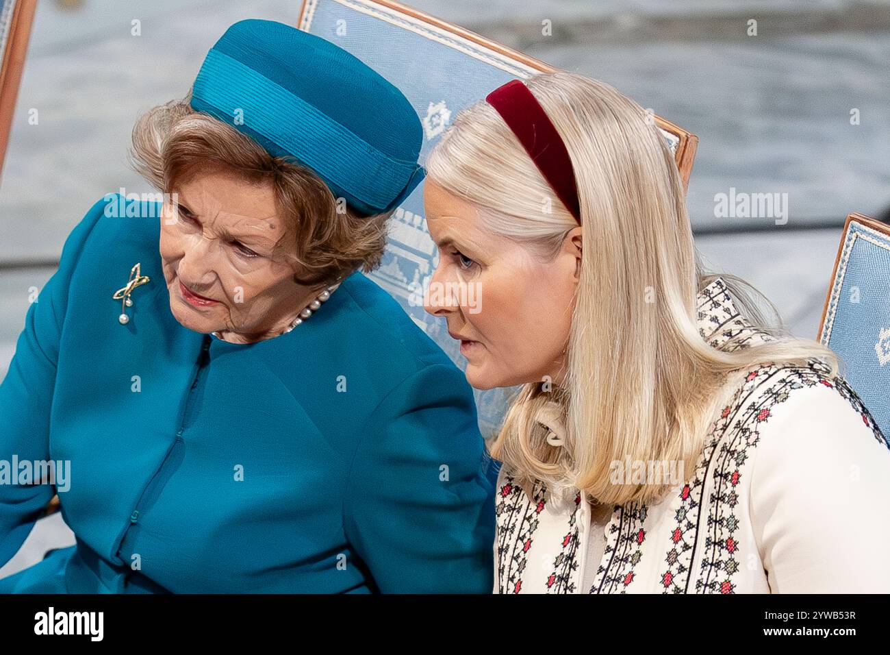 Oslo, Norvegia 10 dicembre 2024 la regina Sonja di Norvegia, la principessa ereditaria mette Marit di Norvegia partecipa alla cerimonia del Premio Nobel per la Pace presso il Municipio di Oslo, onorando il premio Nihon Hidankyo, rappresentato dal segretario generale giapponese Terum Tanaka a Oslo, Norvegia crediti: Nigel Waldron/Alamy Live News Foto Stock