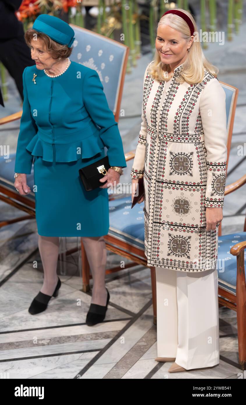 Oslo, Norvegia 10 dicembre 2024 la regina Sonja di Norvegia, la principessa ereditaria mette Marit di Norvegia e il principe ereditario Haakon Magnus di Norvegia partecipano alla cerimonia del Premio Nobel per la Pace al Municipio di Oslo, onorando il premio Nihon Hidankyo, rappresentato dal segretario generale giapponese Terum Tanaka a Oslo, Norvegia crediti: Nigel Waldron/Alamy Live News Foto Stock