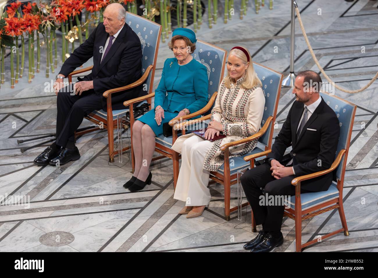 Oslo, Norvegia 10 dicembre 2024 il re Harald V di Norvegia, la regina Sonja di Norvegia, la principessa ereditaria mette Marit di Norvegia e il principe ereditario Haakon Magnus di Norvegia partecipano alla cerimonia del Premio Nobel per la Pace al Municipio di Oslo, onorando il premio Nihon Hidankyo, rappresentato dal segretario generale Terum Tanaka del Giappone a Oslo, Norvegia crediti: Nigel Waldron/Alamy Live News Foto Stock