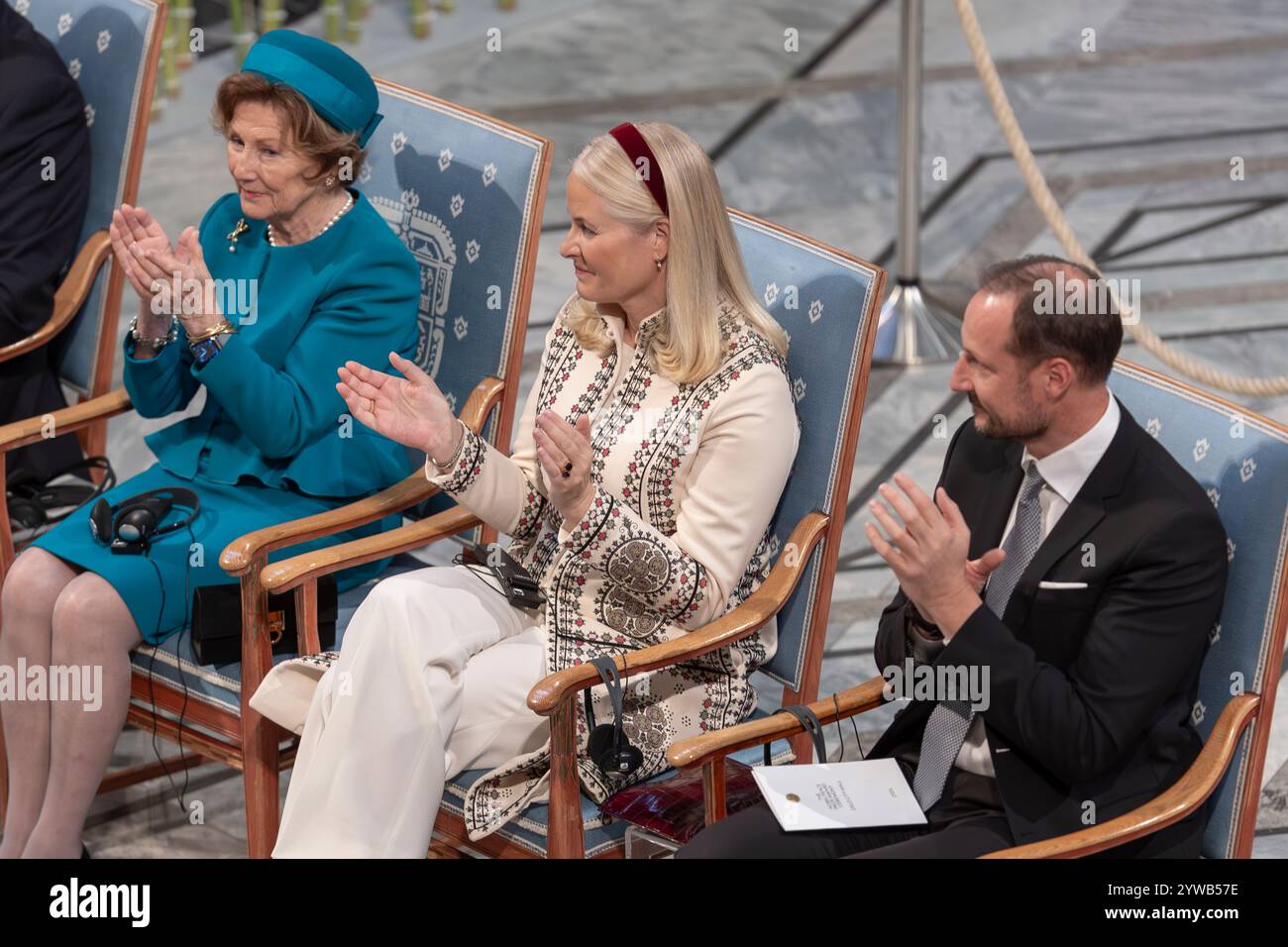 Oslo, Norvegia 10 dicembre 2024 la regina Sonja di Norvegia, la principessa ereditaria mette Marit di Norvegia e il principe ereditario Haakon Magnus di Norvegia applaudono durante la cerimonia del Premio Nobel per la Pace al Municipio di Oslo, onorando il premio Nihon Hidankyo, rappresentato dal segretario generale giapponese Terum Tanaka a Oslo, Norvegia crediti: Nigel Waldron/Alamy Live News Foto Stock