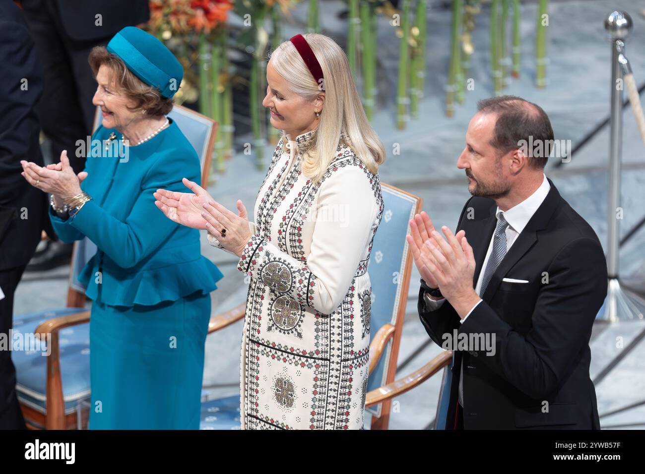 Oslo, Norvegia 10 dicembre 2024 la regina Sonja di Norvegia, la principessa ereditaria mette Marit di Norvegia e il principe ereditario Haakon Magnus di Norvegia applaudono durante la cerimonia del Premio Nobel per la Pace al Municipio di Oslo, onorando il premio Nihon Hidankyo, rappresentato dal segretario generale giapponese Terum Tanaka a Oslo, Norvegia crediti: Nigel Waldron/Alamy Live News Foto Stock