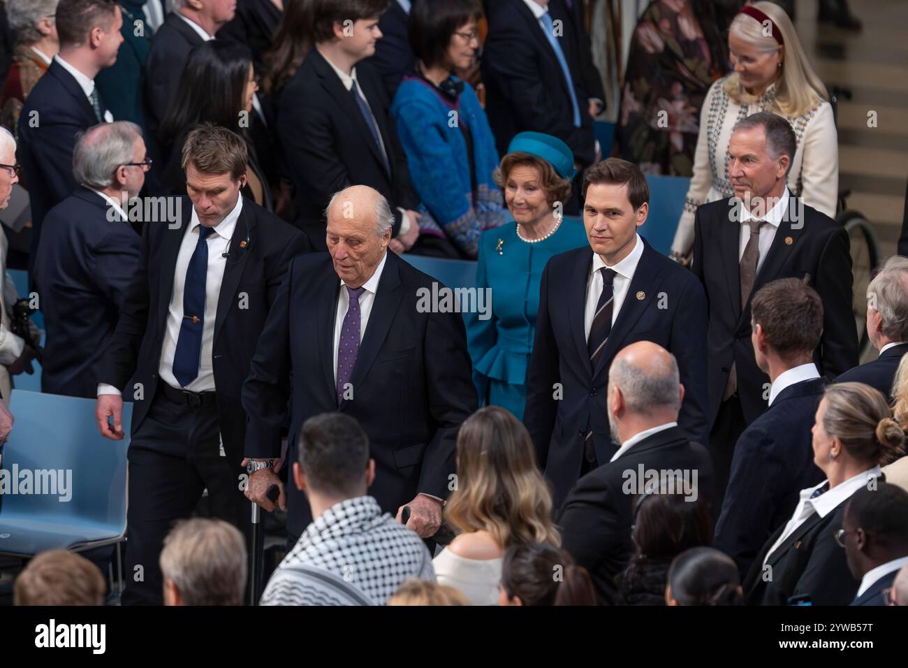 Oslo, Norvegia 10 dicembre 2024 Re Harald V di Norvegia la Regina Sonja di Norvegia partecipa alla cerimonia del Premio Nobel per la Pace presso il Municipio di Oslo, onorando il premio Nihon Hidankyo, rappresentato dal Segretario generale Terum Tanaka del Giappone a Oslo, Norvegia crediti: Nigel Waldron/Alamy Live News Foto Stock