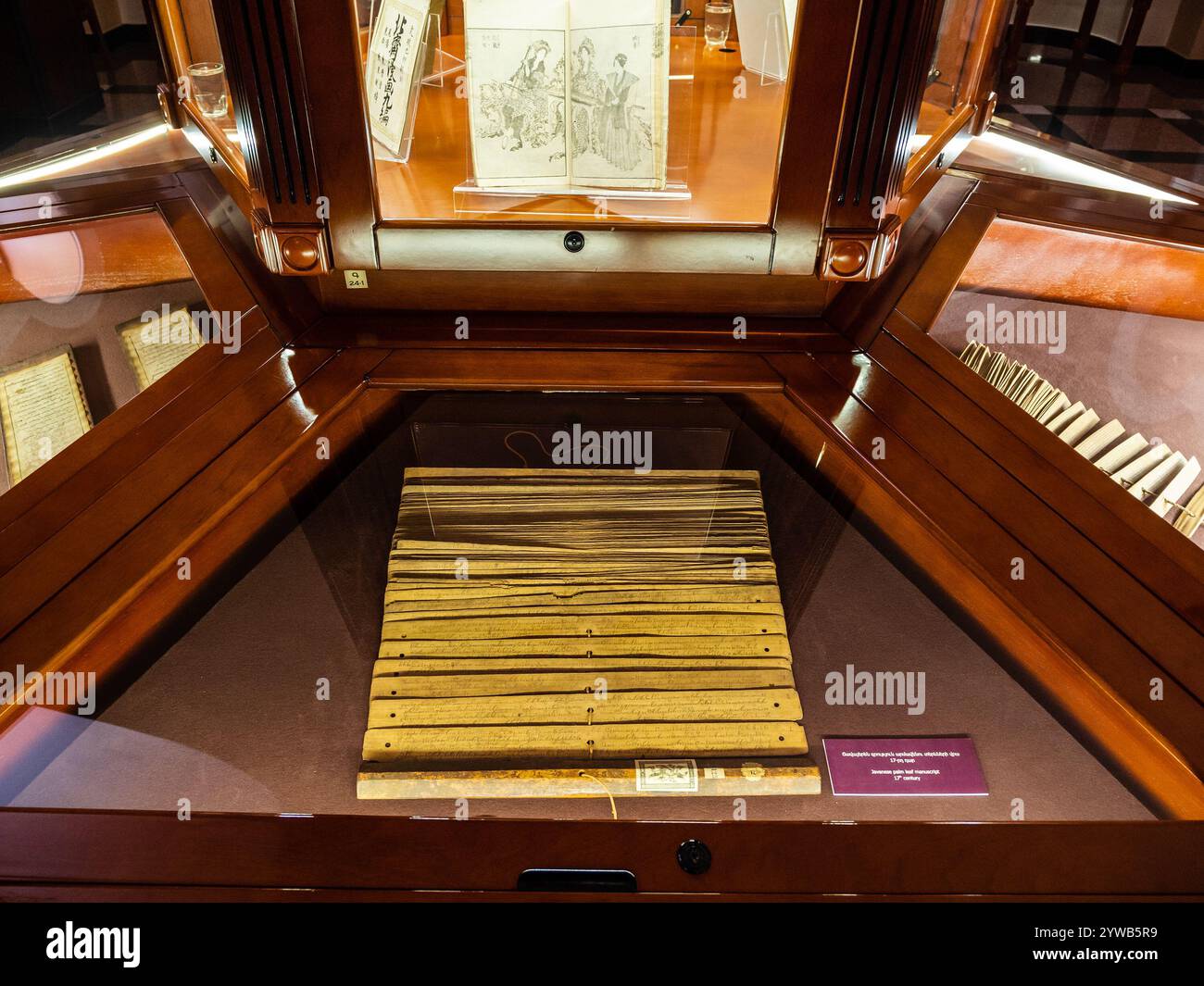 Erevan, Armenia - 22 novembre 2024: Manoscritto giavanese su foglia di palma nel museo Matenadaran (Mesrop Mashtots Institute of Ancient Manuscripts) a Yer Foto Stock