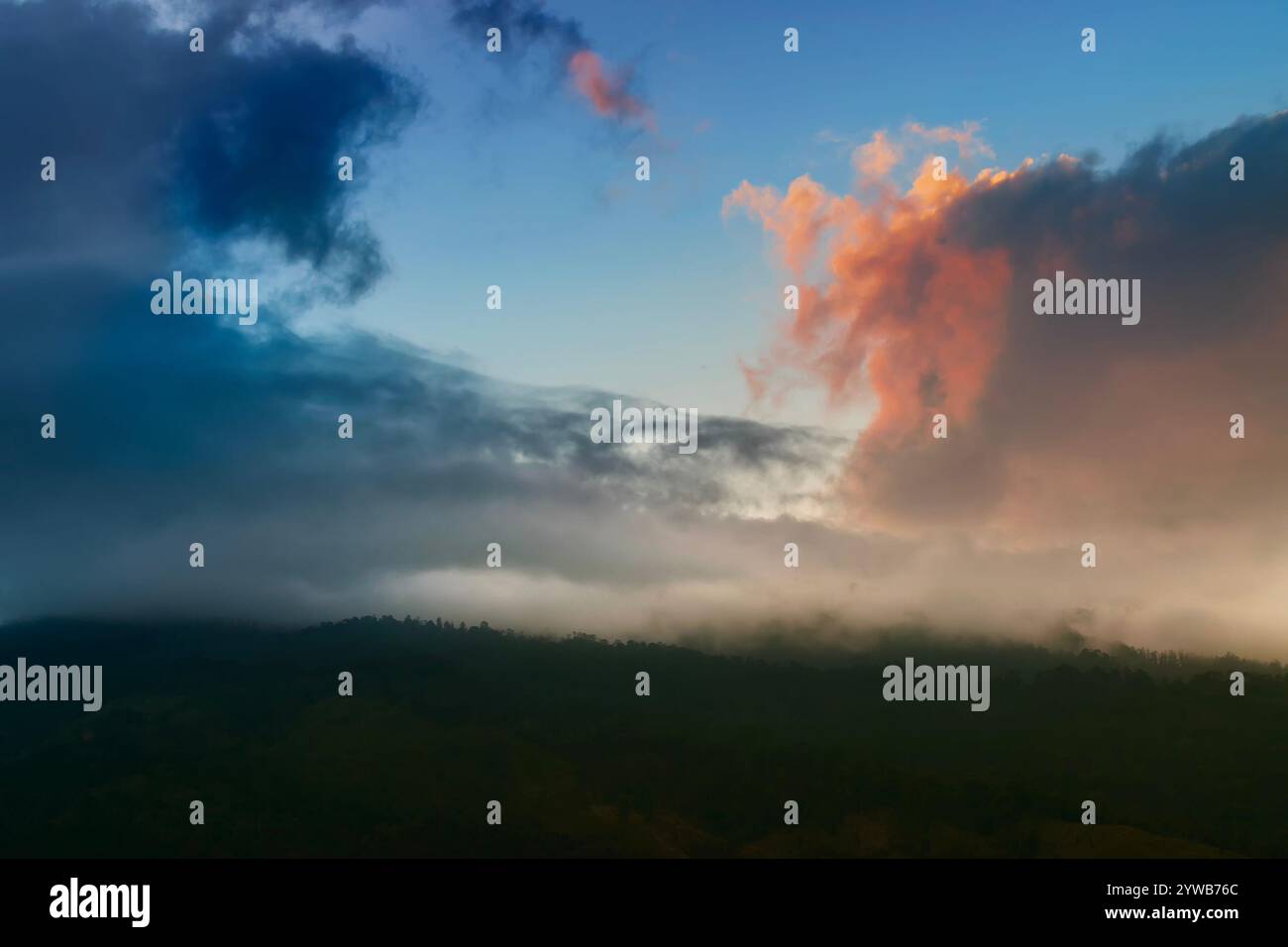 Nuvole colorate sopra la catena montuosa dell'Himalaya dopo il tramonto oltre le vette della montagna. Dopo il tramonto del sole immagine naturale , scattata a Okhrey, Foto Stock