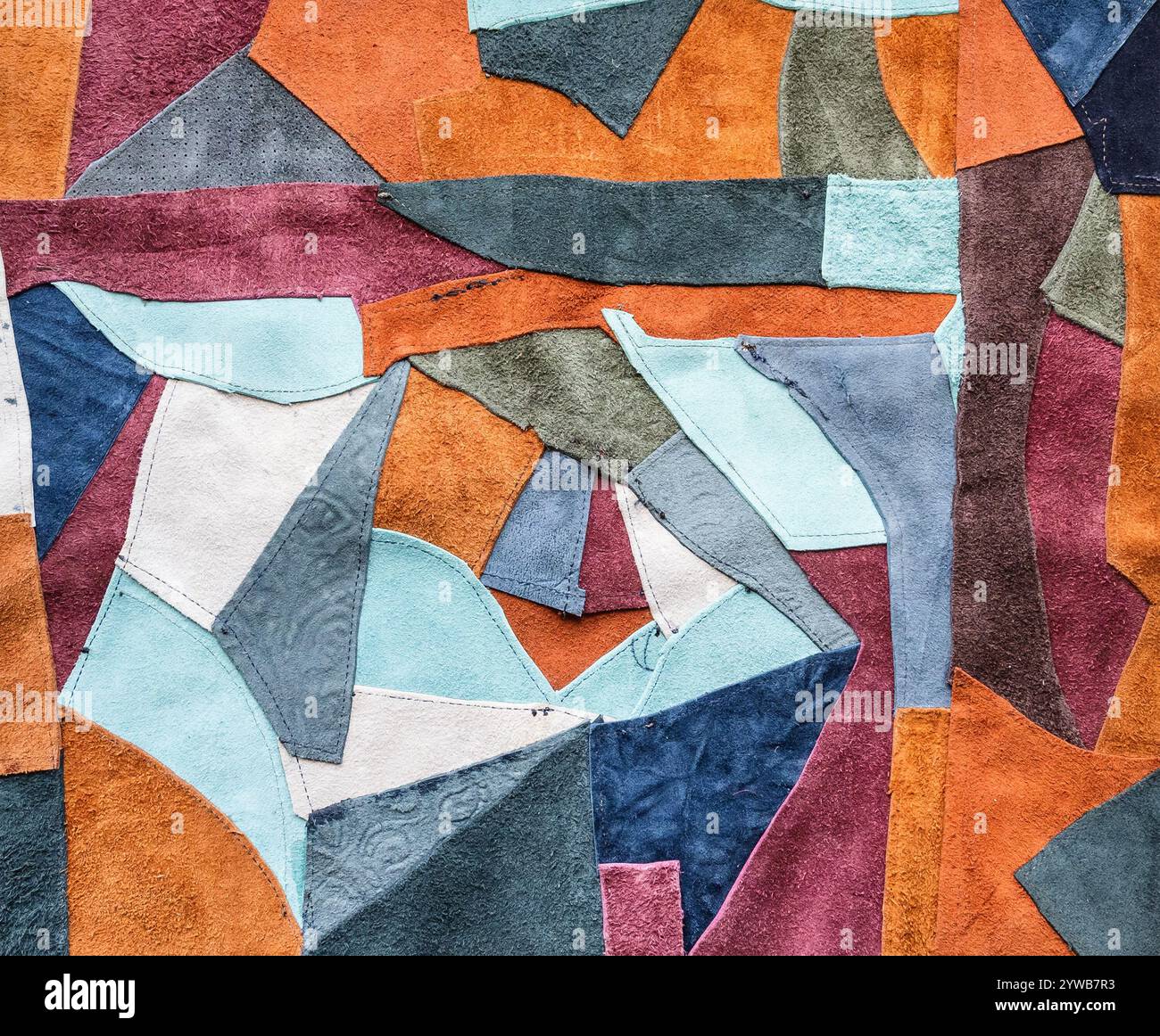 primo piano sul retro di patchwork in pelle multicolore Foto Stock