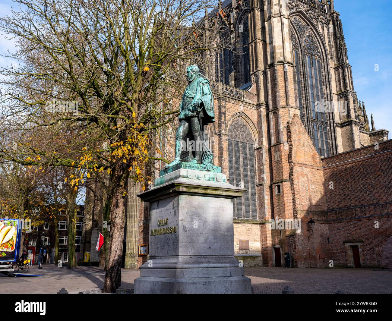 Una statua di Jan Van Nassau è vista il 21 novembre 2024 in Piazza del Duomo a Utrecht, Paesi Bassi. Van Nassau, conosciuto con il suo nome ufficiale Giovanni VL, conte di Nassau-Dillenburg. Jan Van Nassau giocò un ruolo chiave nella fondazione della Repubblica dei sette Paesi Bassi Uniti che precede l'attuale stato olandese. Foto di Robert Nickelsberg Foto Stock