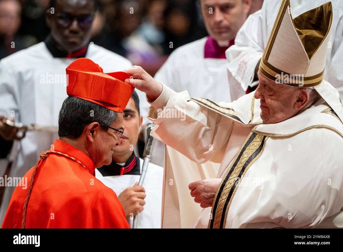 Città del Vaticano, Vaticano. 7 dicembre 2024. Papa Francesco pone il cappello del Cardinale sulla testa del nuovo Cardinale Luis Gerardo Cabrera Herrera O.F.M. durante la celebrazione del Concistoro pubblico ordinario nella Basilica di San Pietro in Vaticano. (Foto di Stefano Costantino/SOPA Images/Sipa USA) credito: SIPA USA/Alamy Live News Foto Stock