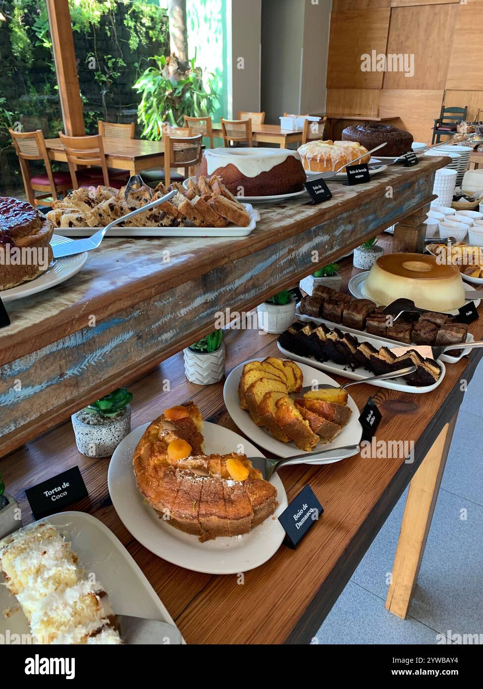 C'era un bellissimo buffet di dolci e dolci su un tavolo di legno Foto Stock