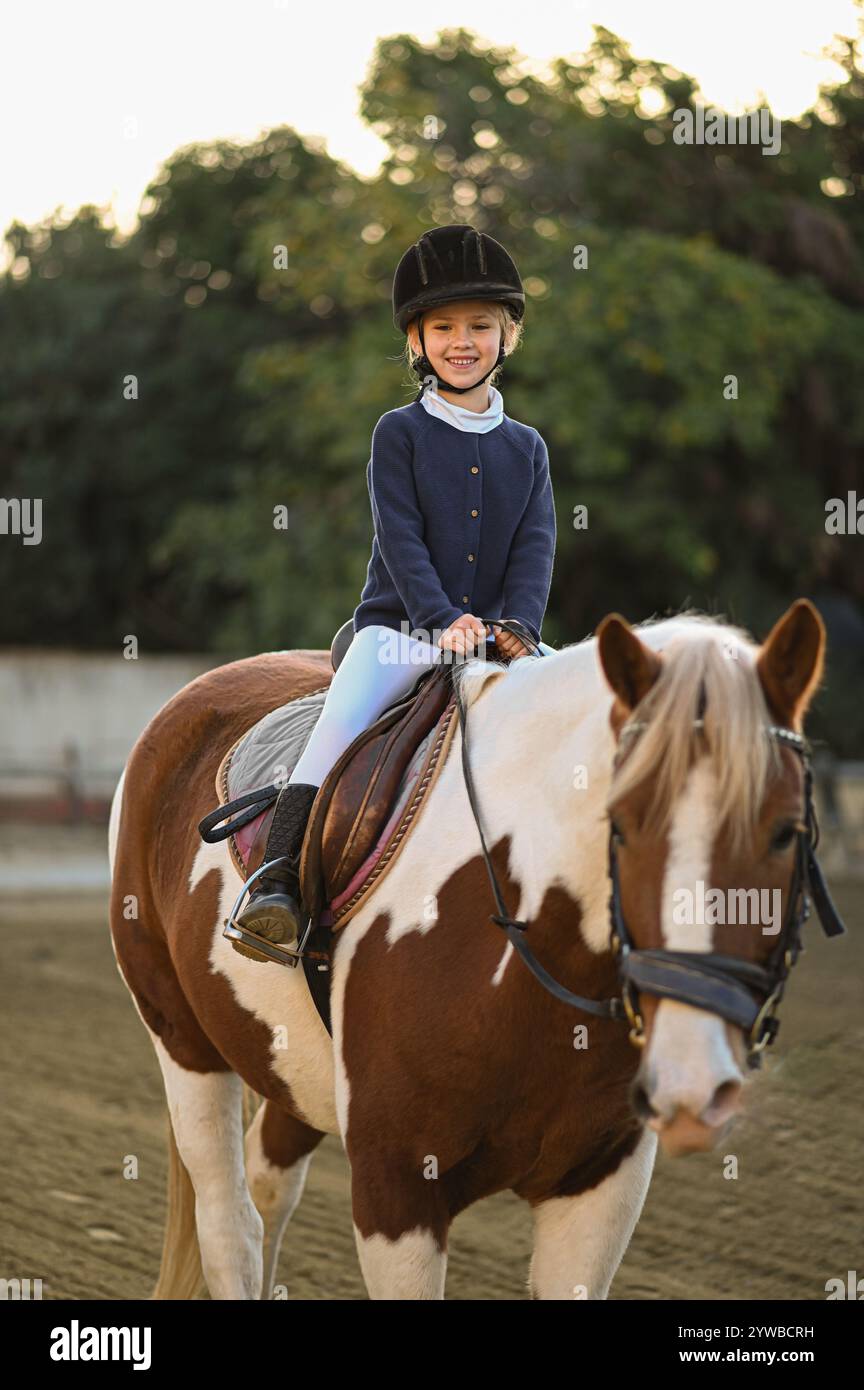 la ragazza sta cavalcando il cavallo su un allenamento Foto Stock