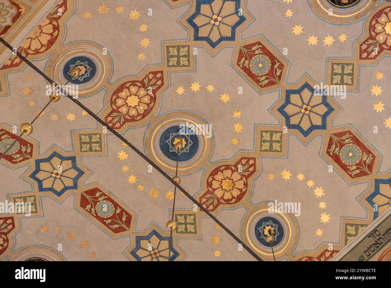 Cracovia, Polonia. 8 dicembre 2024: Decorazioni del soffitto nella sinagoga Remuh, Cracovia Foto Stock
