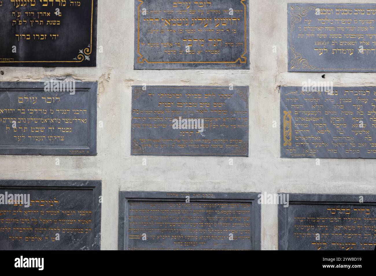 Cracovia, Polonia. 8 dicembre 2024: Targhe commemorative alla Sinagoga Remuh a Cracovia Foto Stock
