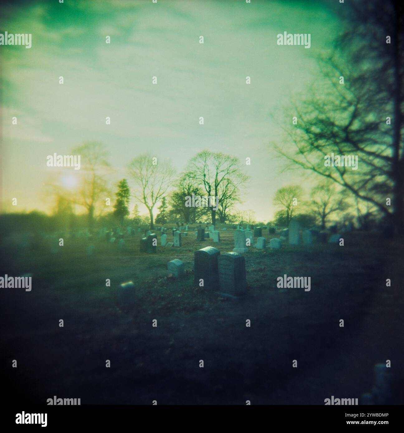 Old Graveyard al crepuscolo a Brooklyn, New York Foto Stock