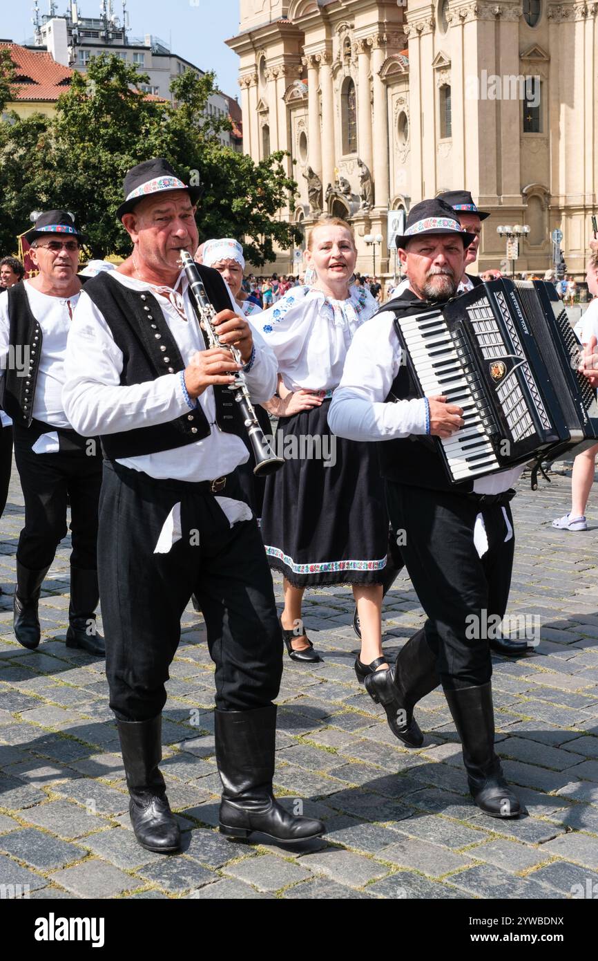 Sfilata di musicisti slovacchi in abiti tradizionali nella Piazza della città Vecchia di Praga per un Festival Folcloristico. Praga, Cechia, Repubblica Ceca. Foto Stock