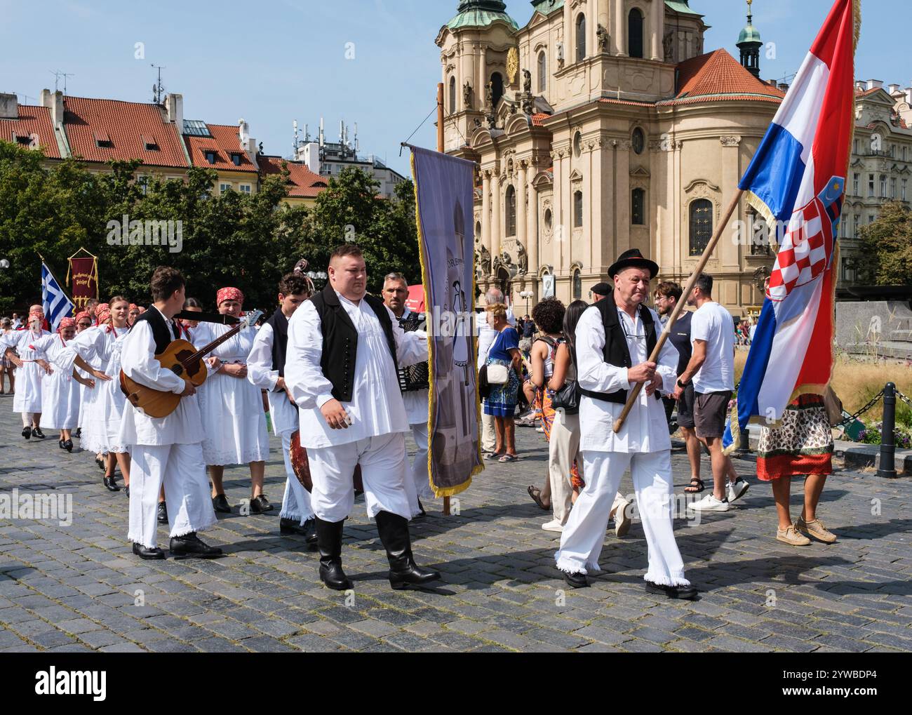 I croati in abiti tradizionali marciano nella Piazza della città Vecchia di Praga per il Festival Folcloristico. Praga, Cechia, Repubblica Ceca. Foto Stock