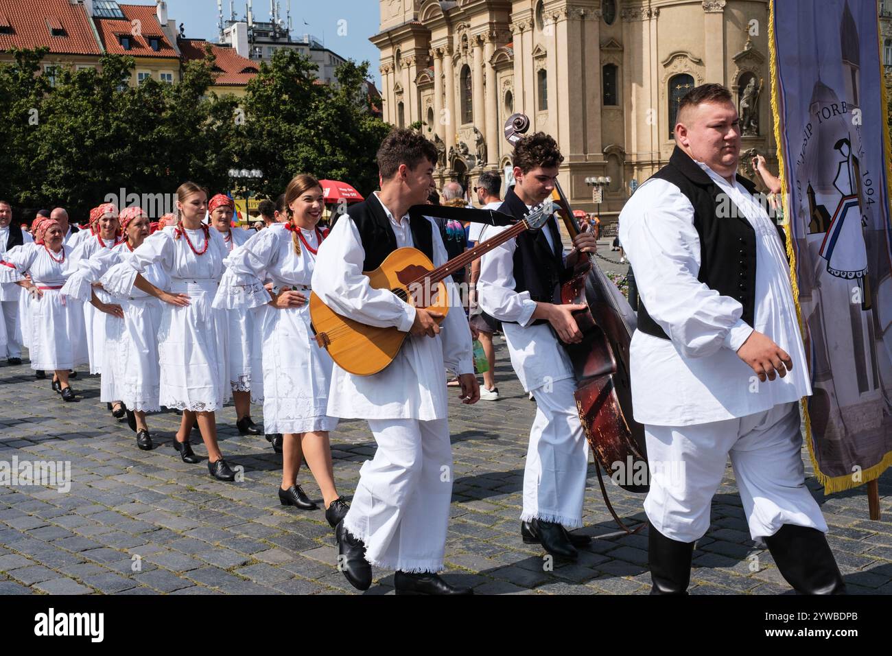 I croati in abiti tradizionali marciano nella Piazza della città Vecchia di Praga per il Festival Folcloristico. Praga, Cechia, Repubblica Ceca. Foto Stock