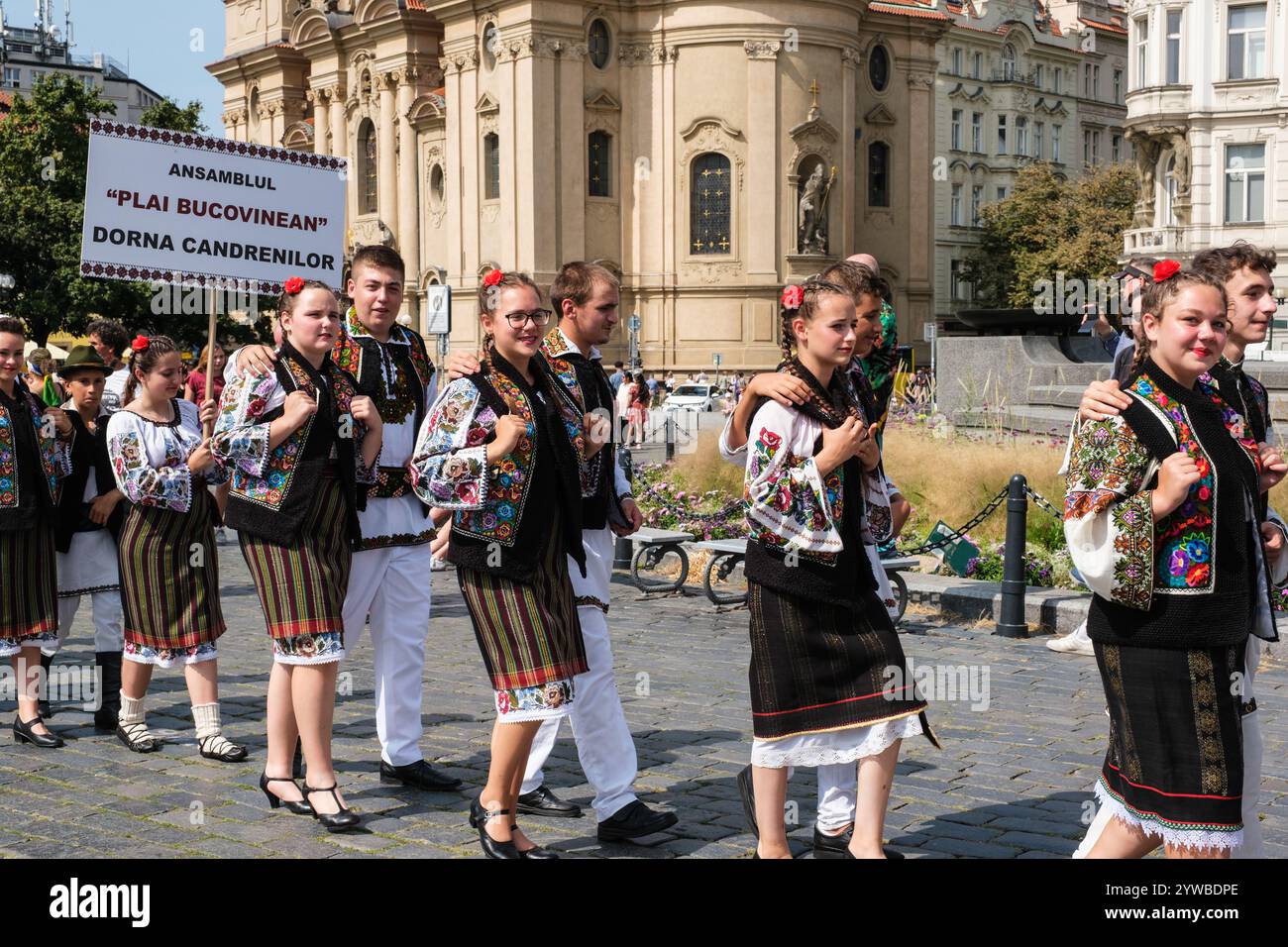 Giovani donne di Dorna Candrenilor, Romania, nella Piazza della città Vecchia di Praga per un Festival Folcloristico. Praga, Cechia, Repubblica Ceca. Foto Stock