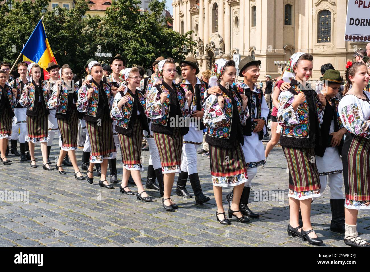 Giovani donne di Dorna Candrenilor, Romania, nella Piazza della città Vecchia di Praga per un Festival Folcloristico. Praga, Cechia, Repubblica Ceca. Foto Stock