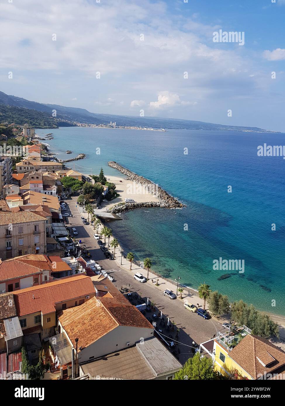Pizzo. Kalabrien. Italiano. Meer. Landschaft. Reisen. Sehenswürdigkeiten. Natur. Berge. Strand. Blauer Himmel, Wolken Foto Stock