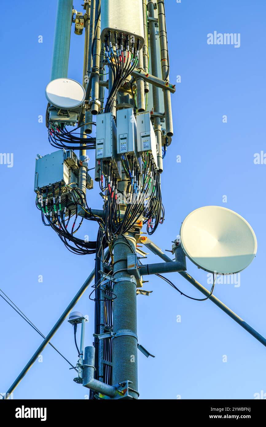 Antenna di rete cellulare, stazione base o stazione base ricetrasmettitore, antenna di comunicazione wireless Foto Stock