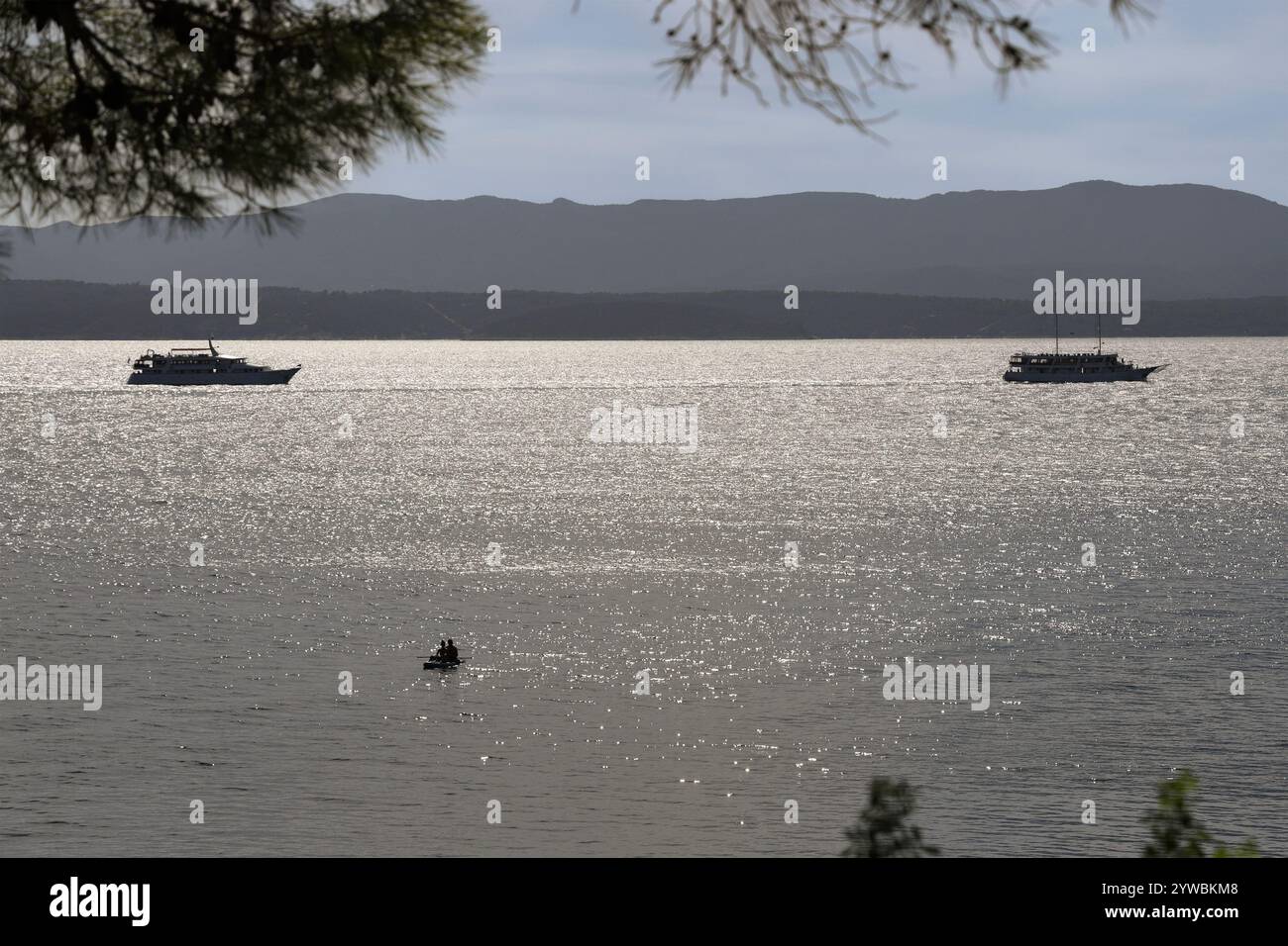 Silhouette di yacht e barca a vela sulle acque scintillanti vicino a Bol, Isola di Brac, Dalmazia, Croazia, Europa. Foto Stock
