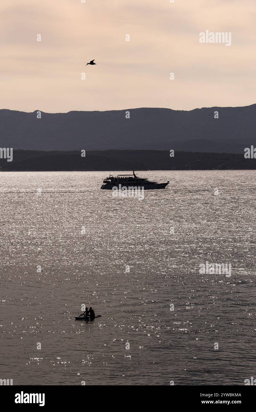 Silhouette di yacht sulle acque scintillanti vicino a Bol, Isola di Brac, Dalmazia, Croazia, Europa. Foto Stock
