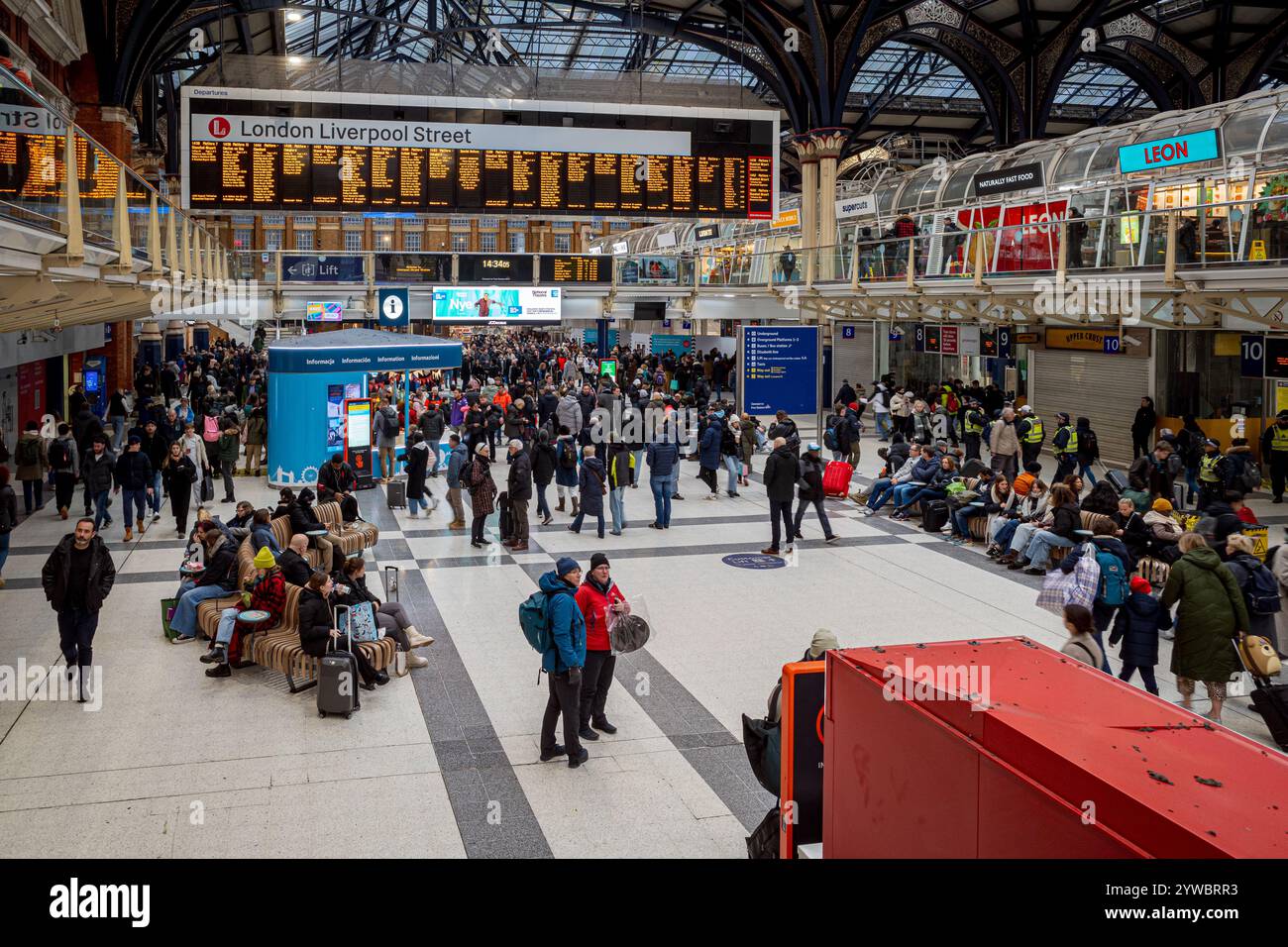 Liverpool St - i passeggeri attendono i treni e guardano la stazione salire sull'atrio della stazione principale di Liverpool Street. Stazione aperta nel 1874. Foto Stock