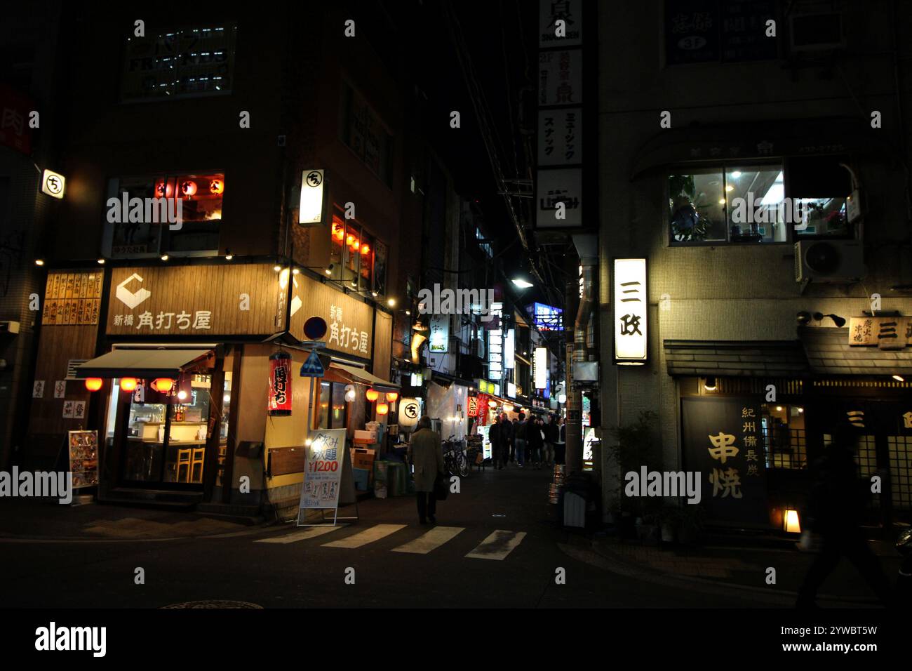 Scena notturna di Tokyo zona di Shinbashi Foto Stock