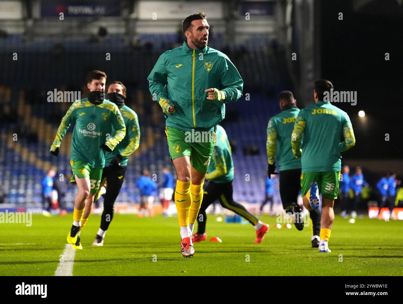 I giocatori del Norwich si scaldano prima della partita per il titolo Sky Bet a Fratton Park, Portsmouth. Data foto: Martedì 10 dicembre 2024. Foto Stock