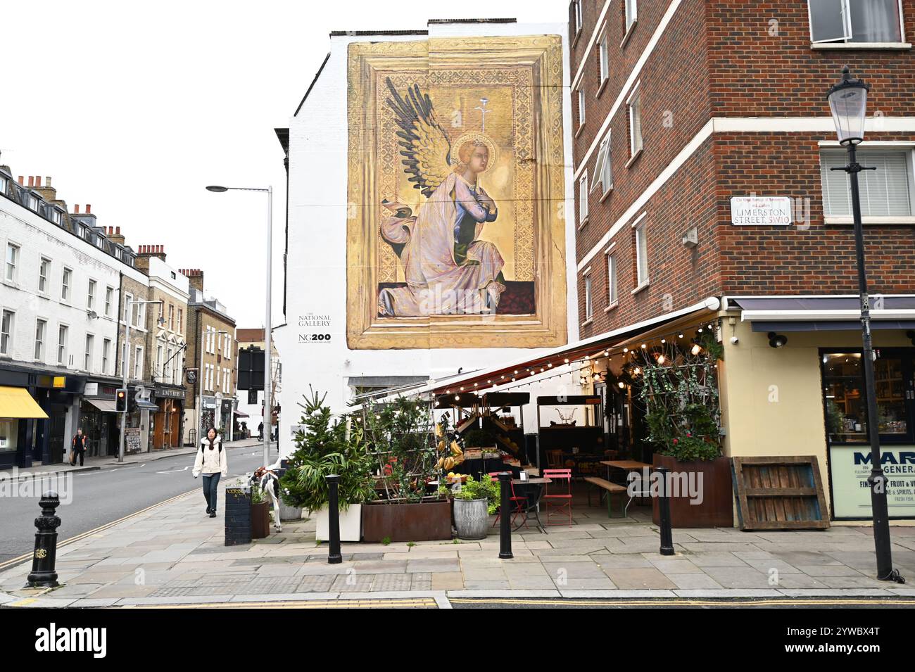 La National Gallery, in collaborazione con Global Street Art, sta portando a Fulham un murale dipinto in stile affresco dell'Angelo Gabriele. Il murale è una riproduzione di "l'Angelo Gabriele" di Simone Martini (circa 1326-34), un'opera che apparirà nella prossima mostra Siena: The Rise of Painting 1300-1350. Il muro è stato gentilmente donato da Stephen Barry. Foto Stock