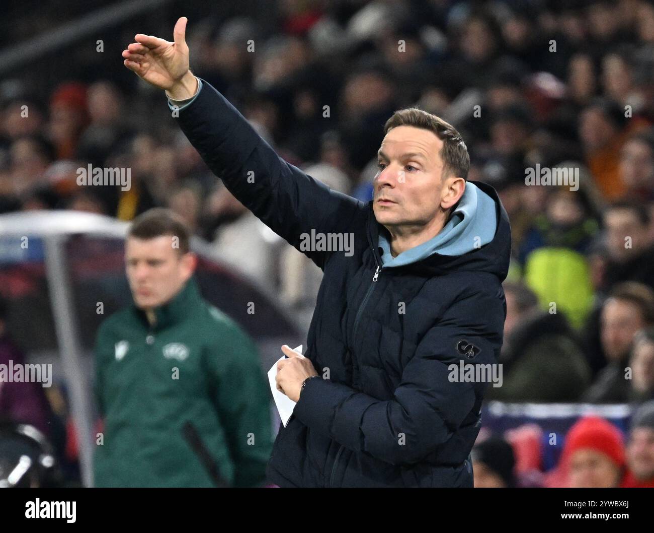 ABD0055 20241210 - SALISBURGO - Österreich: Cheftrainer Pepijn Lijnders (RBS).am Dienstag, 10. Dezember 2024, während des Champions League Spiels/Ligaphase/6. Runde zwischen Red Bull Salzburg und Paris St Germain a Salisburgo. - FOTO: APA/BARBARA GINDL - 20241210 PD12142 credito: APA-PictureDesk/Alamy Live News Foto Stock