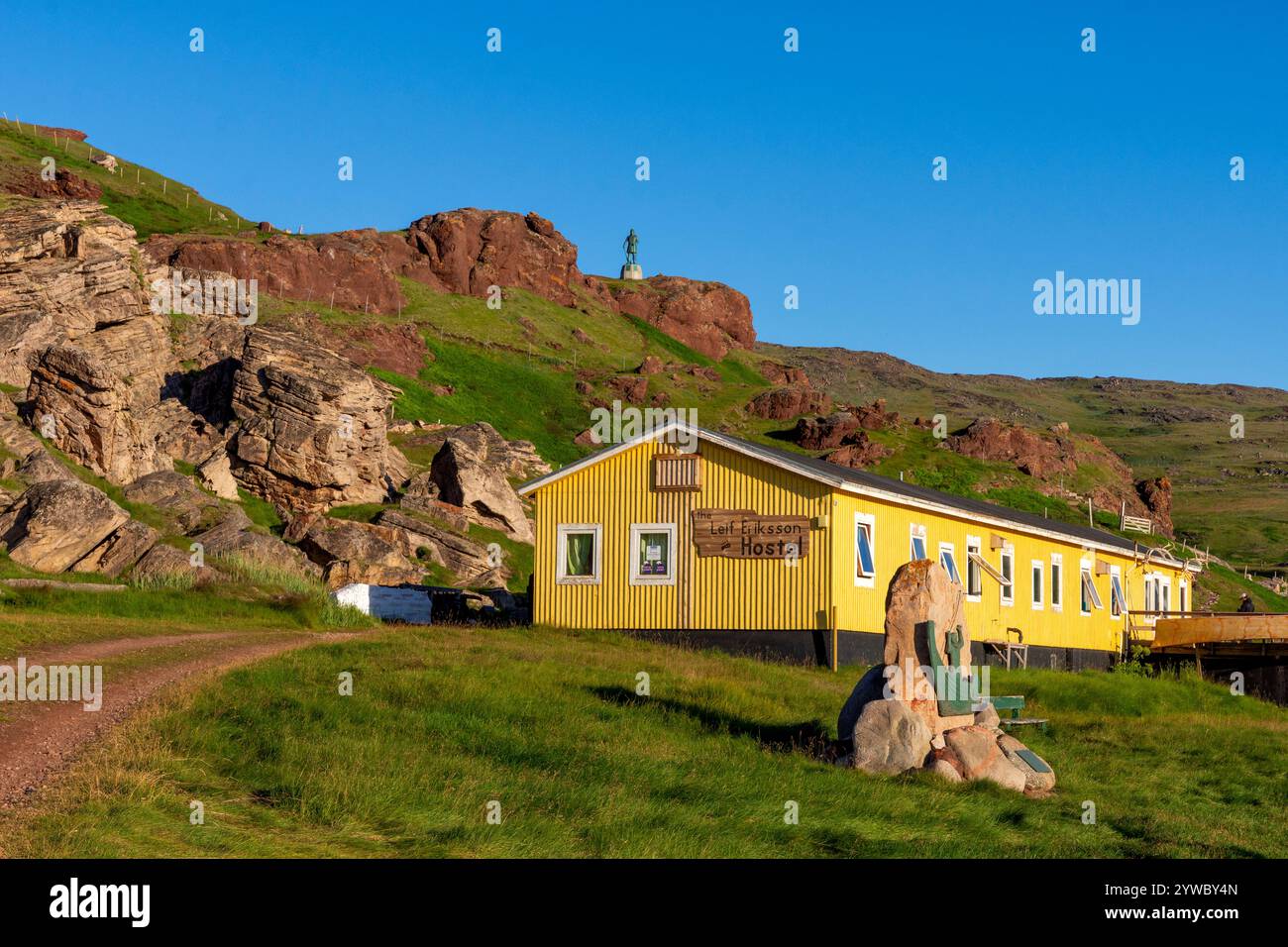 Leif Eriksson ostello della gioventù e arte metall con statua di Erik il Rosso sulla collina. Brattahlíð, Qassiarsuk, Kujalleq, Groenlandia meridionale, Danimarca Foto Stock