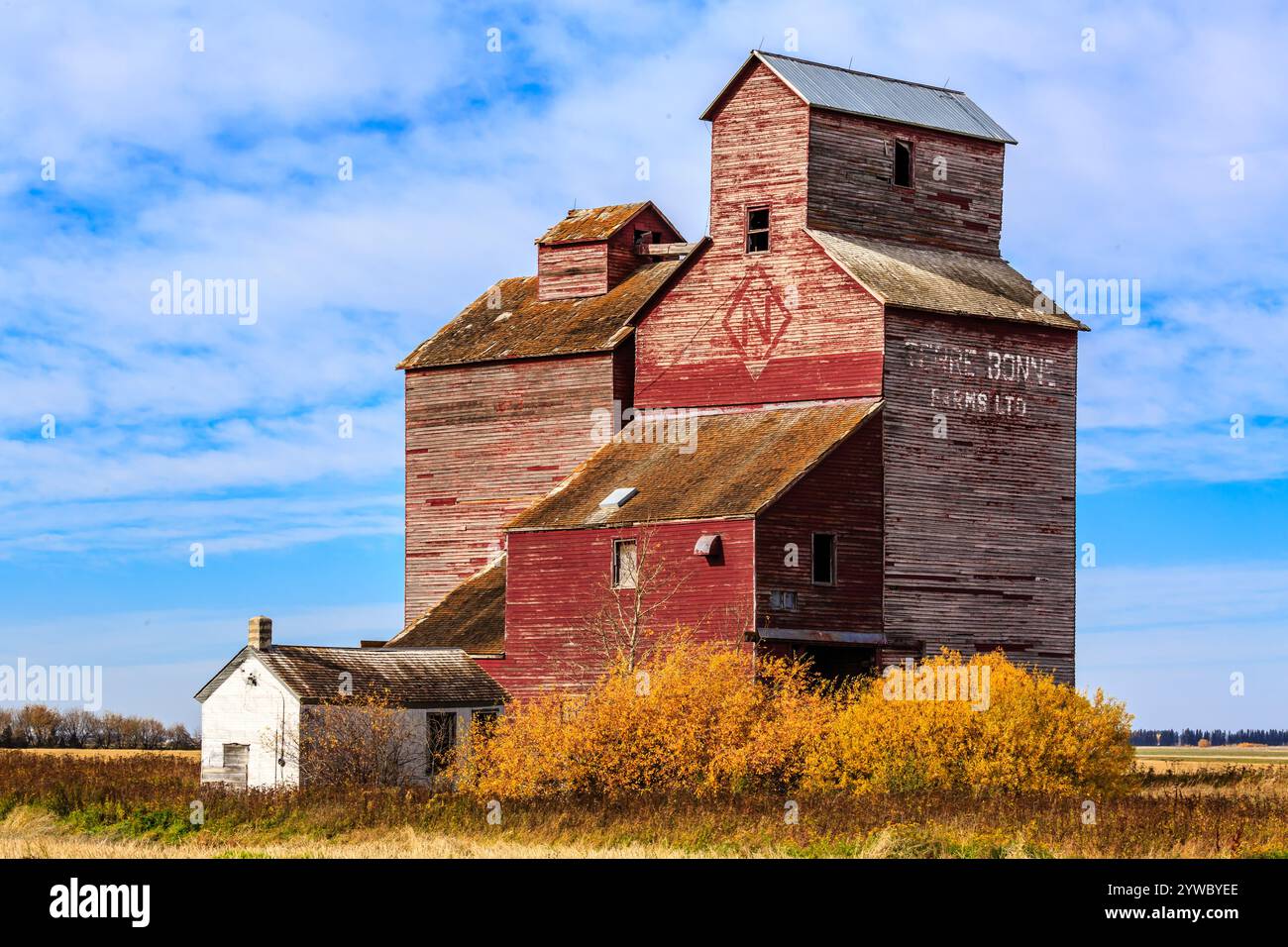 Un edificio rosso con un tetto bianco e un cartello che dice "Baker's". L'edificio è vecchio e abbandonato Foto Stock