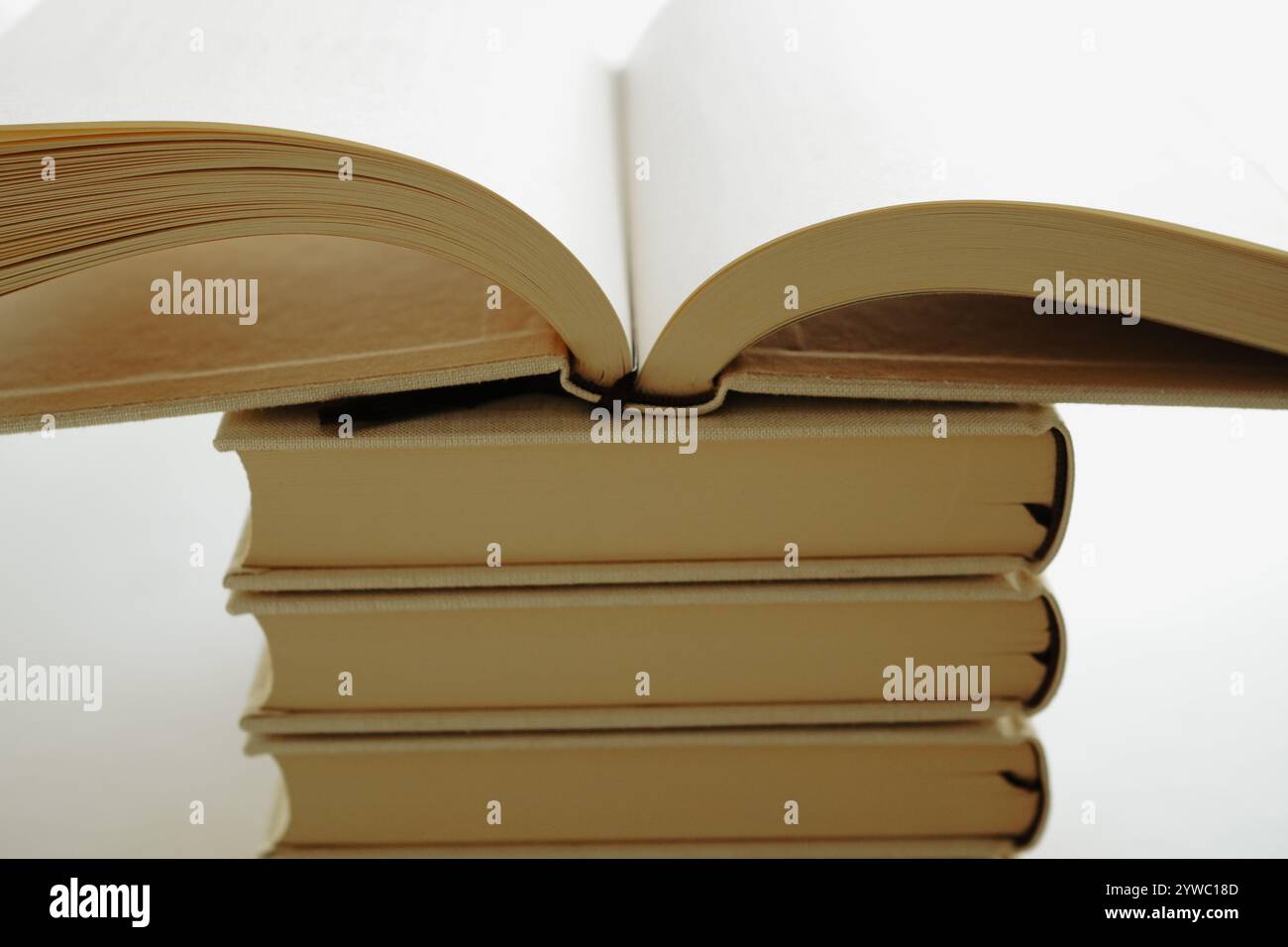 Apri un libro vuoto sopra una pila di libri, Mock Up Foto Stock