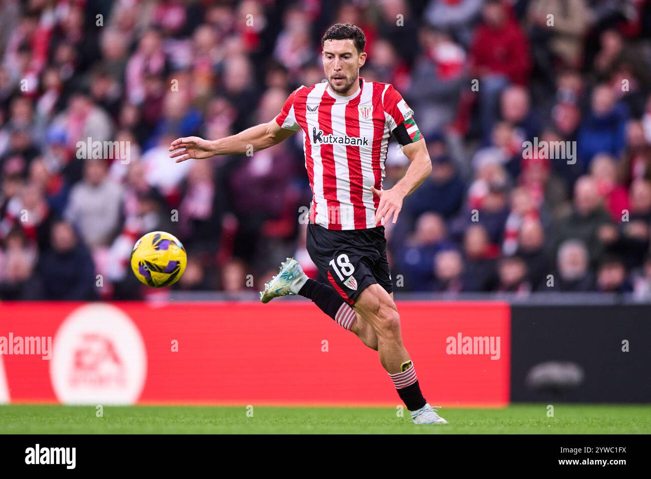 Oscar de Marcos dell'Athletic Club con il pallone durante la partita LaLiga EA Sports tra Athletic Club e Villarreal CF a San Mames l'8 dicembre 20 Foto Stock