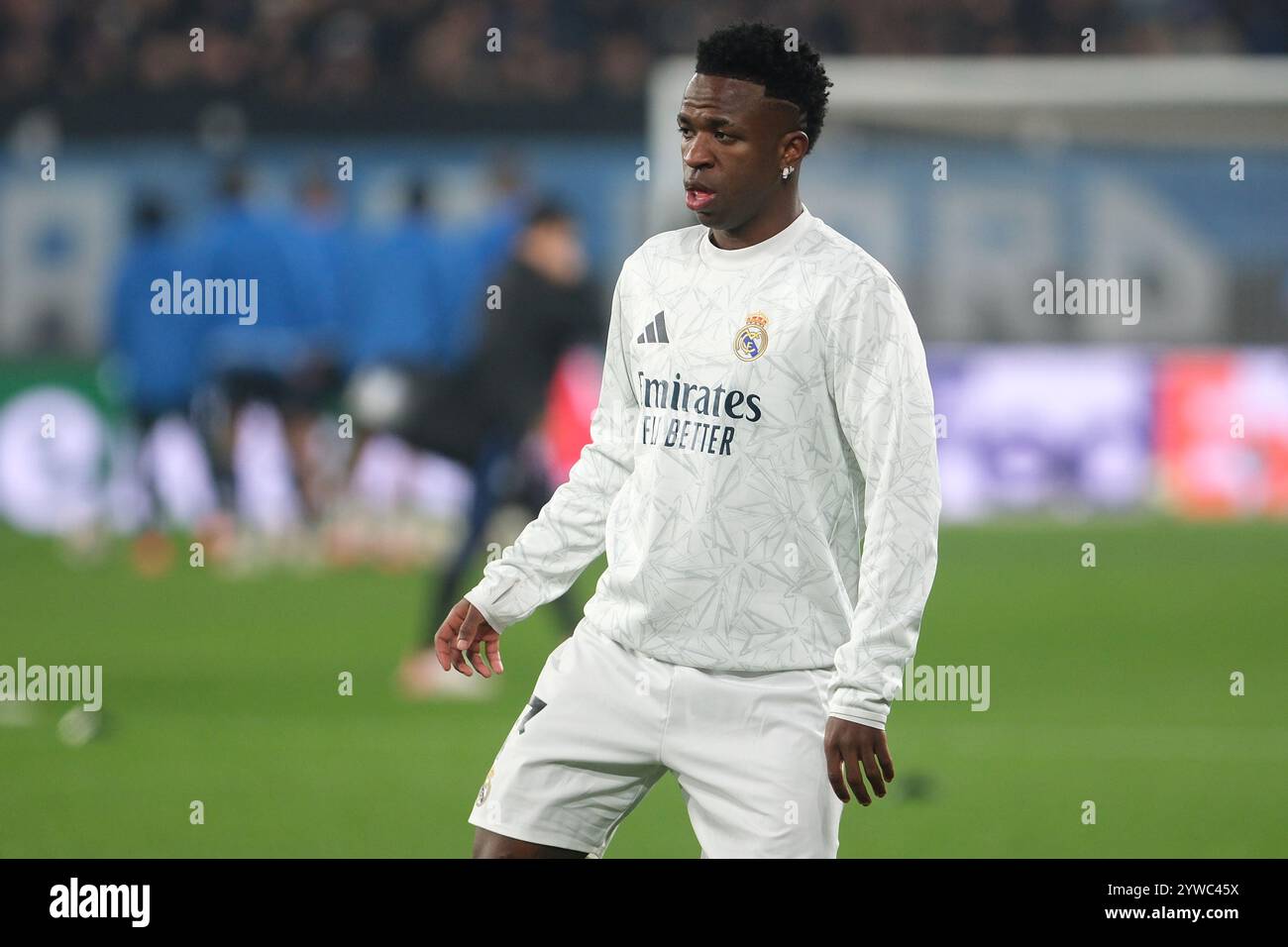 Bergamo, Italia. 10 dicembre 2024. Vinicius Junior del Real Madrid CF durante il warm-up della UEFA Champions League 2024/2025 fase MD6 partita di calcio tra Atalanta BC e Real Madrid CF allo stadio Gewiss il 10 dicembre 2024, Bergamo, Italia. Crediti: Roberto Tommasini/Alamy Live News Foto Stock