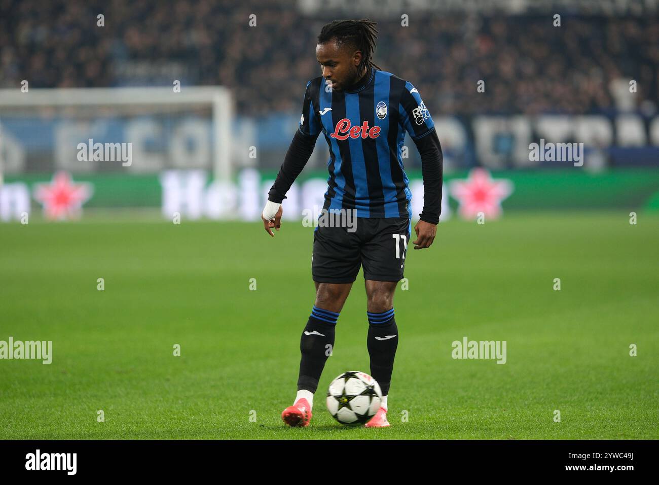 Bergamo, Italia. 10 dicembre 2024. Ademola Lookman dell'Atalanta BC 1907 porta la palla durante la partita di calcio della fase MD6 della UEFA Champions League 2024/2025 tra l'Atalanta BC e il Real Madrid CF allo stadio Gewiss il 10 dicembre 2024, Bergamo, Italia. Crediti: Roberto Tommasini/Alamy Live News Foto Stock