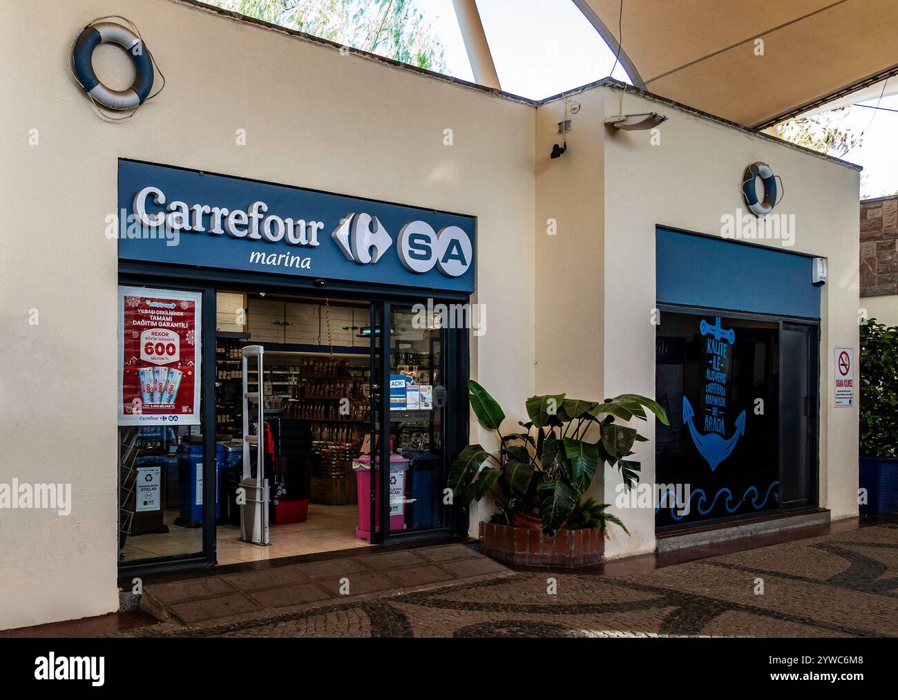 Una filiale di Carrefour SA, il gruppo di supermercati francesi a Bodrum. Türkiye Foto Stock