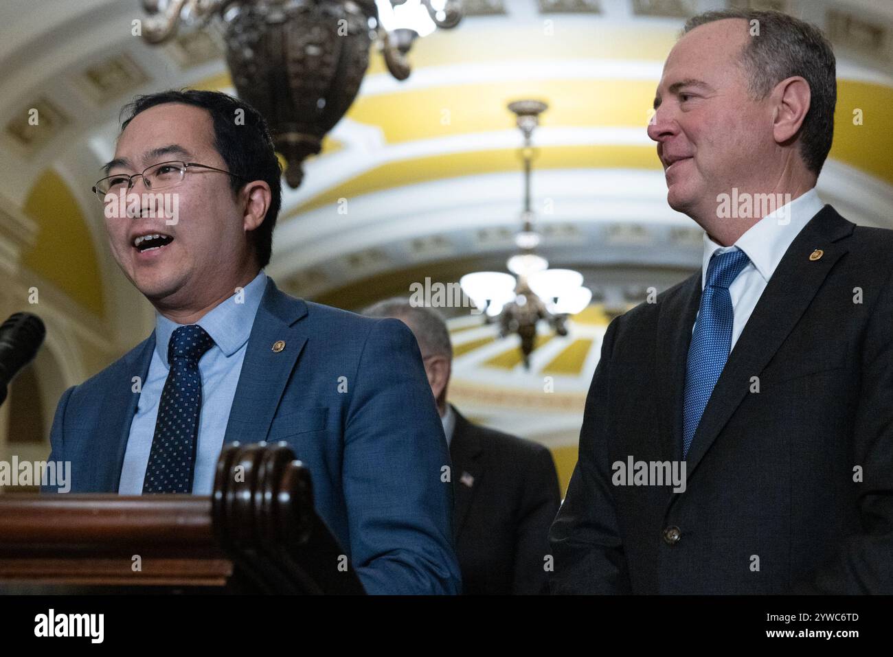 Washington, Stati Uniti. 10 dicembre 2024. Il senatore Andy Kim (D-NJ) e il senatore Adam Schiff (D-CA) parlano durante una conferenza stampa dopo il pranzo politico del Partito Democratico al Campidoglio degli Stati Uniti a Washington, DC, martedì 10 dicembre 2024. Foto di Anna Rose Layden/UPI credito: UPI/Alamy Live News Foto Stock