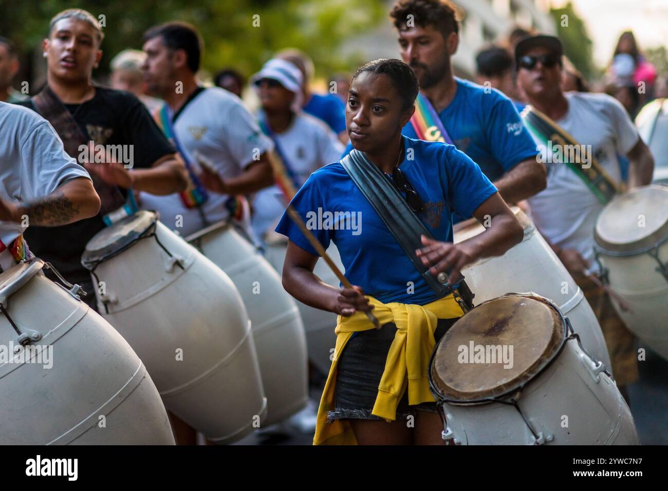 I batteristi Candombe si esibiscono durante una prova per il Carnevale di Montevideo, Uruguay. Foto Stock