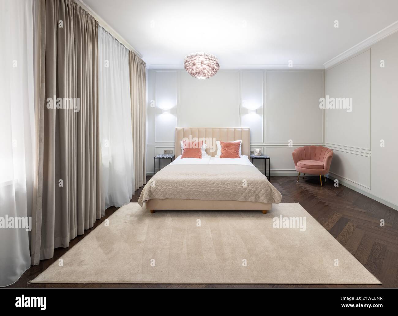 Camera da letto Home dal design moderno e minimalista, con un elegante decor neutro e un'atmosfera intima. Letto king size, moquette, tende e poltrona. Luce LED. Uno stile Foto Stock