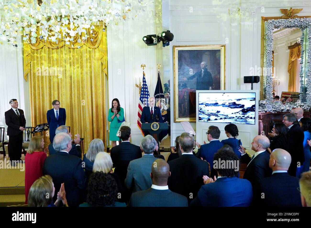 Il presidente degli Stati Uniti Joe Biden pronuncia le sue osservazioni ad una performance per onorare i veterani americani alla vigilia del 83° anniversario dell'attacco a Pearl Harbor nella East Room alla Casa Bianca di Washington il 6 dicembre 2024. Credito: Yuri Gripas/Pool tramite CNP Foto Stock