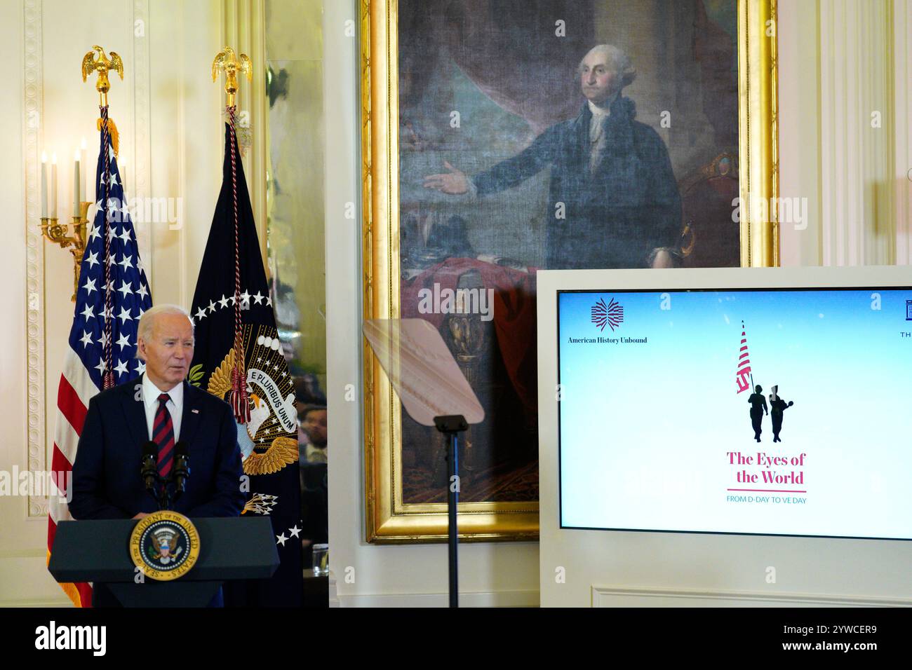 Il presidente degli Stati Uniti Joe Biden pronuncia le sue osservazioni ad una performance per onorare i veterani americani alla vigilia del 83° anniversario dell'attacco a Pearl Harbor nella East Room alla Casa Bianca di Washington il 6 dicembre 2024. Credito: Yuri Gripas/Pool tramite CNP Foto Stock