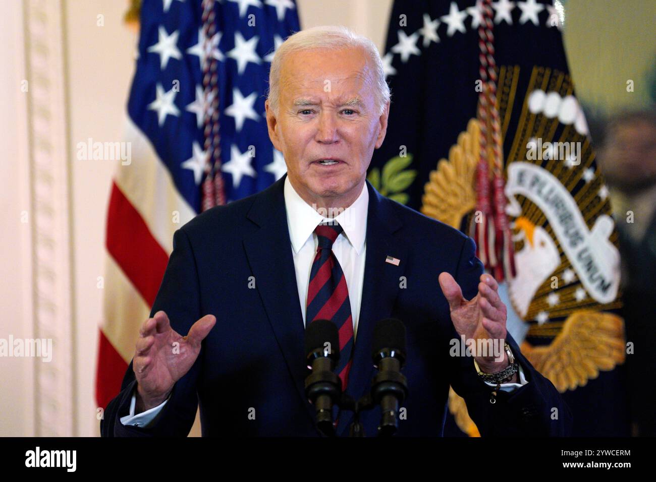 Il presidente degli Stati Uniti Joe Biden pronuncia le sue osservazioni ad una performance per onorare i veterani americani alla vigilia del 83° anniversario dell'attacco a Pearl Harbor nella East Room alla Casa Bianca di Washington il 6 dicembre 2024. Credito: Yuri Gripas/Pool tramite CNP Foto Stock