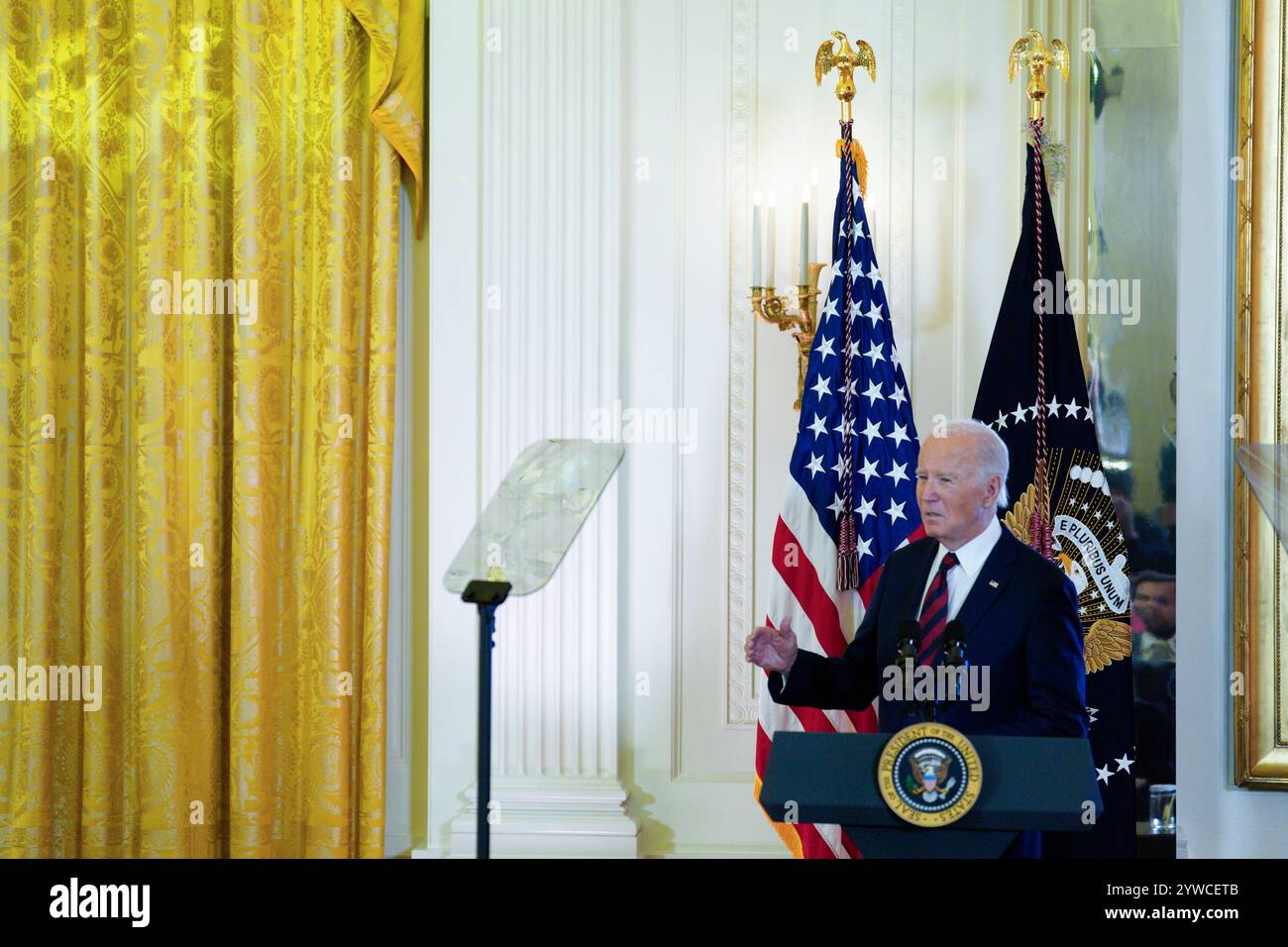 Il presidente degli Stati Uniti Joe Biden pronuncia le sue osservazioni ad una performance per onorare i veterani americani alla vigilia del 83° anniversario dell'attacco a Pearl Harbor nella East Room alla Casa Bianca di Washington il 6 dicembre 2024. Credito: Yuri Gripas/Pool tramite CNP Foto Stock