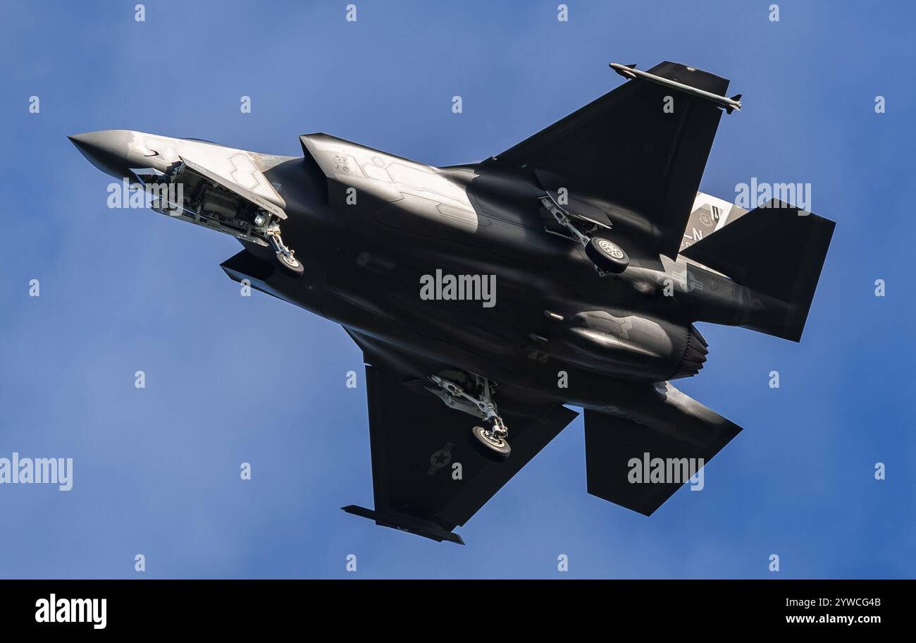 Lockheed Martin F-35A Lightning II, 493rd FS "Grim Reapers" effettua un avvicinamento simulato alla RAF Valley. Credit JTW Aviation Images / Alamy. Foto Stock