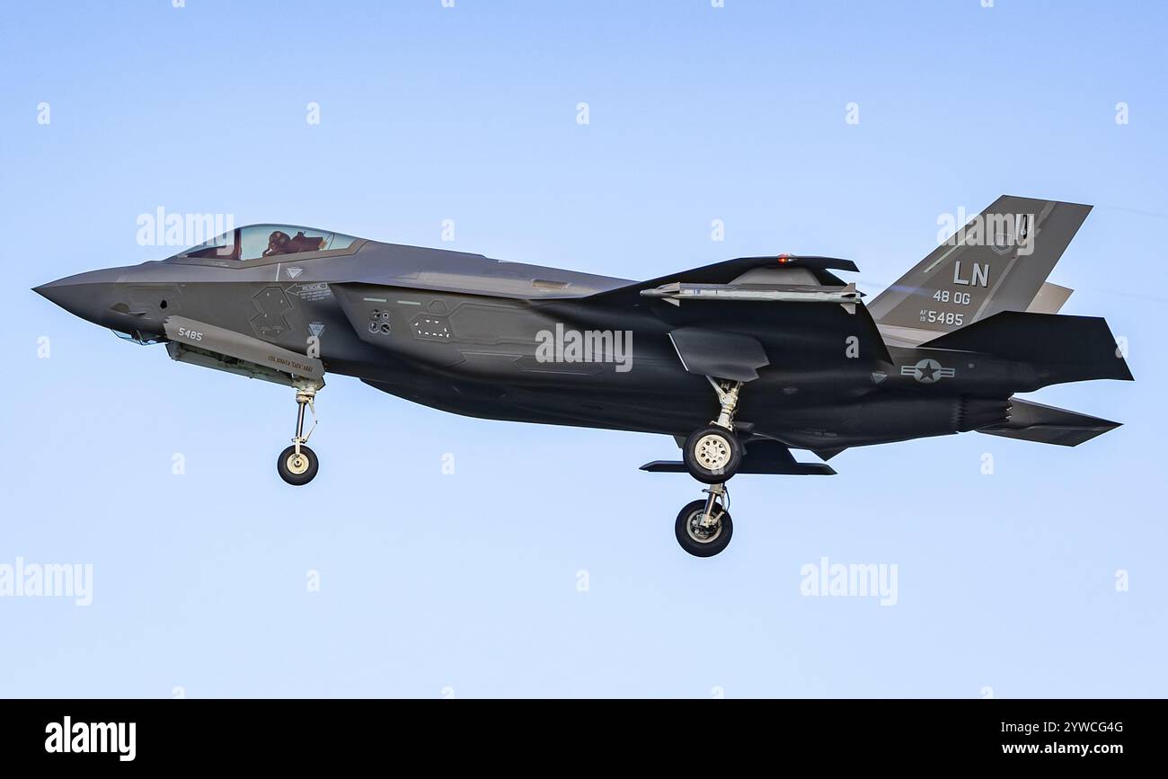 Lockheed Martin F-35A Lightning II, 493rd FS "Grim Reapers" effettua un avvicinamento simulato alla RAF Valley. Credit JTW Aviation Images / Alamy. Foto Stock