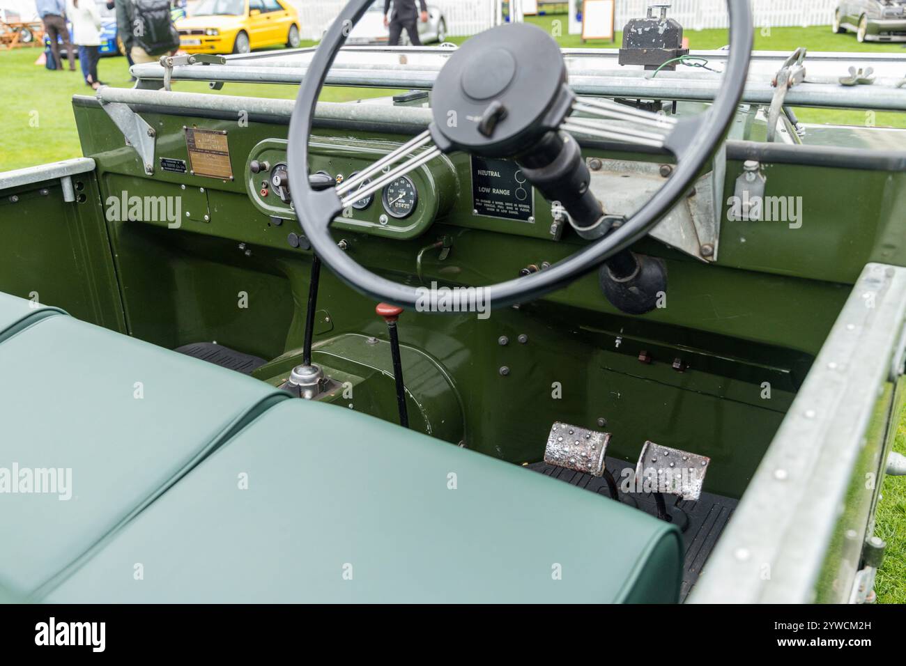 Un Land rover verde dell'esercito britannico al London Concours 2023 presso la Honourable Artillery Company Foto Stock