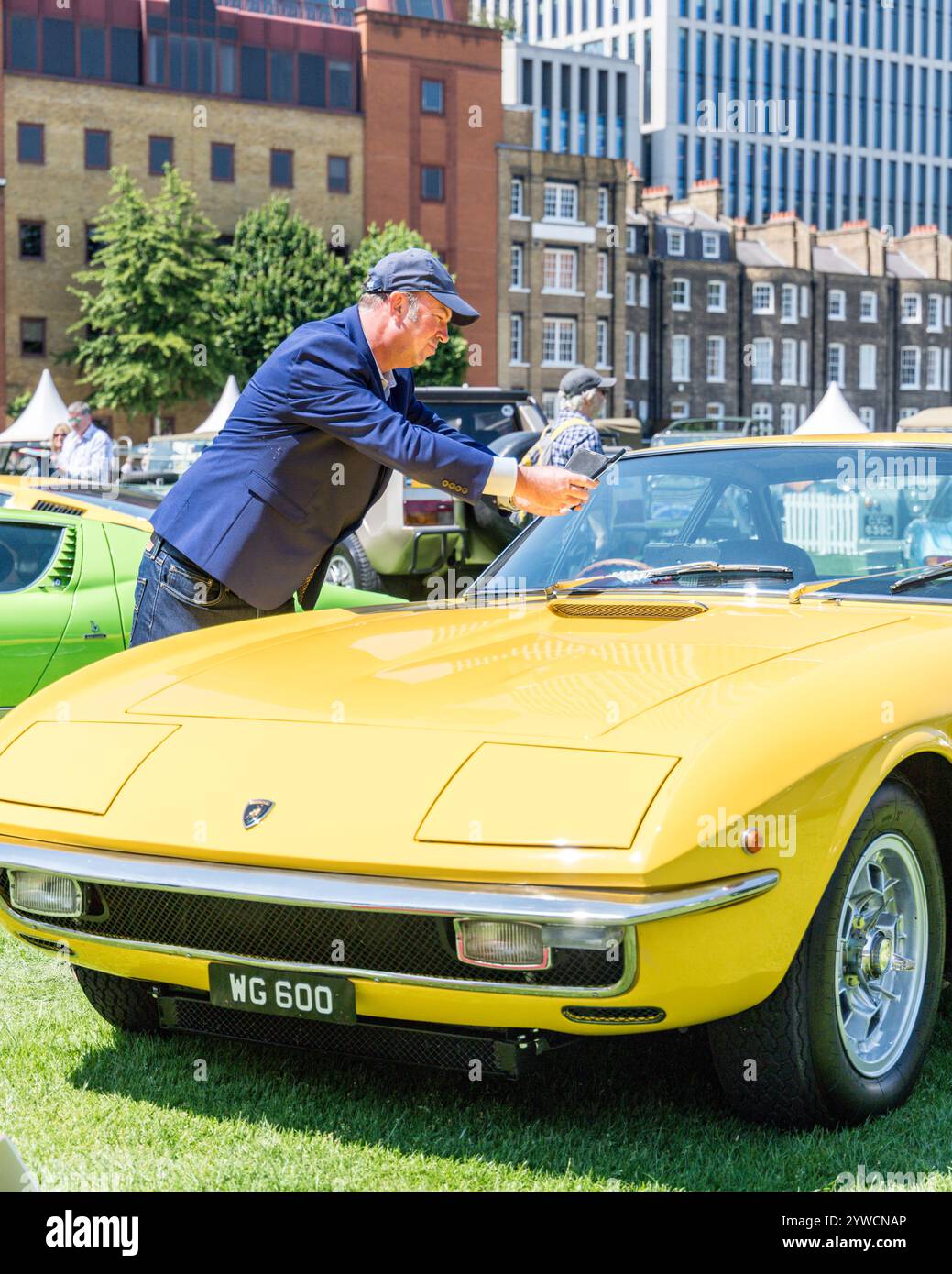 Un ospite fa una foto al London Concours 2023 presso la Honourable Artillery Company Foto Stock